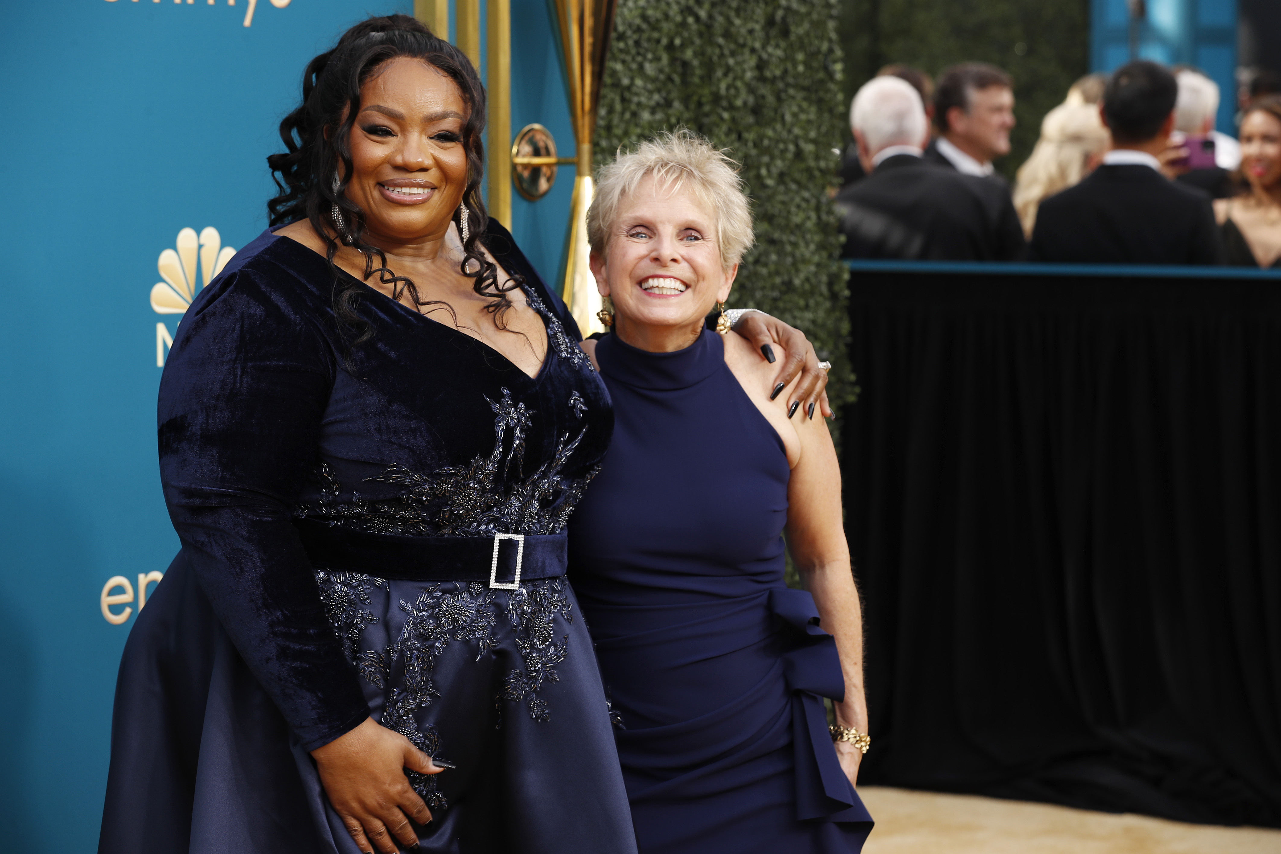 (De izquierda a derecha) Patricia ‘Sra. Pat 'Williams y Mary Lou Belli llegan a la <meta charset="utf-8">74ª edición anual de los Primetime Emmy Awards que se llevó a cabo en el Teatro Microsoft el 12 de septiembre de 2022.