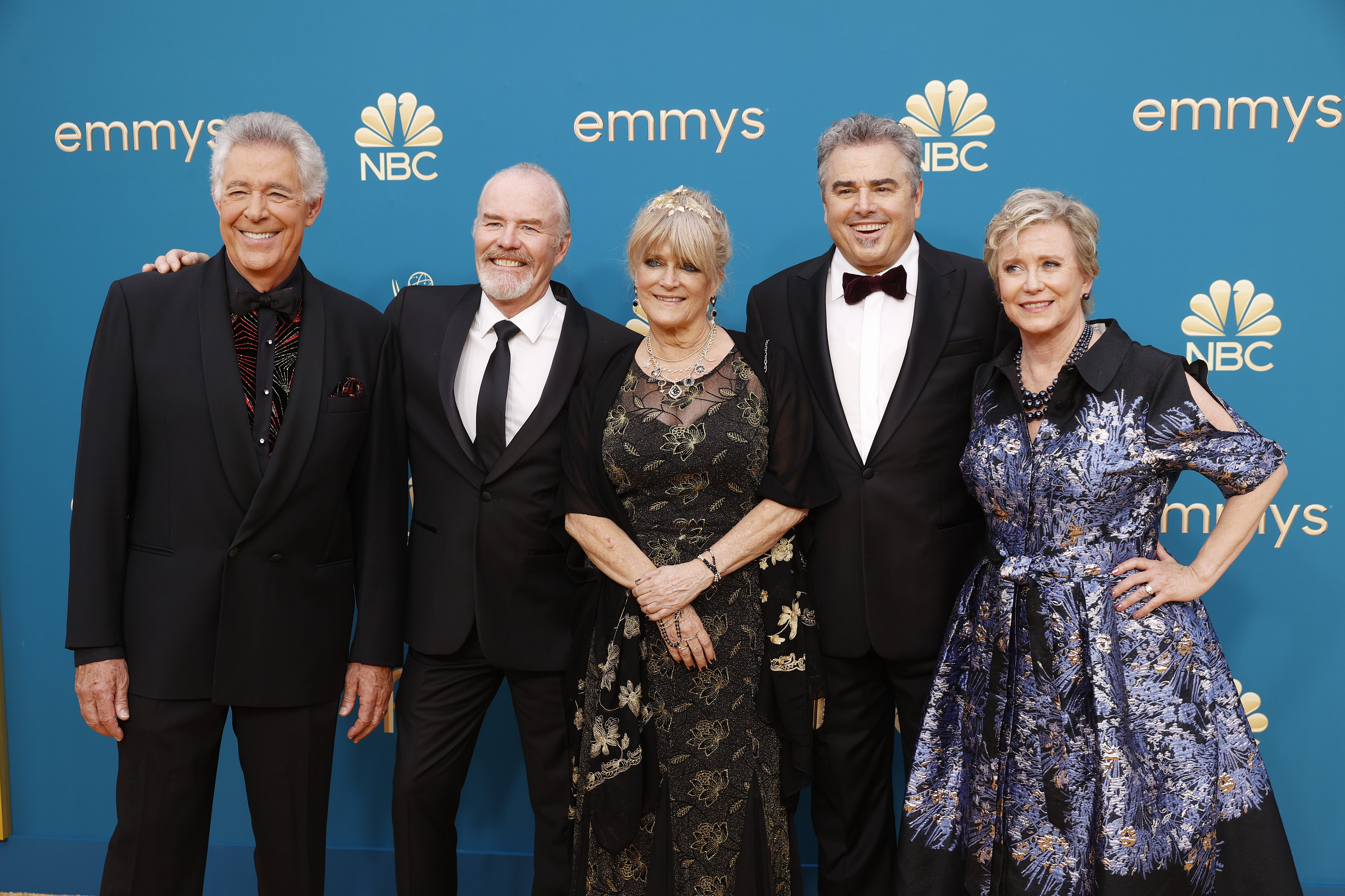 ((De izquierda a derecha) Barry Williams, Mike Lookinland, Susan Olsen, Christopher Knight y Eve Plumb llegan a la 74ª edición anual de los Premios Primetime Emmy que se celebran en el Teatro Microsoft el 12 de septiembre de 2022.