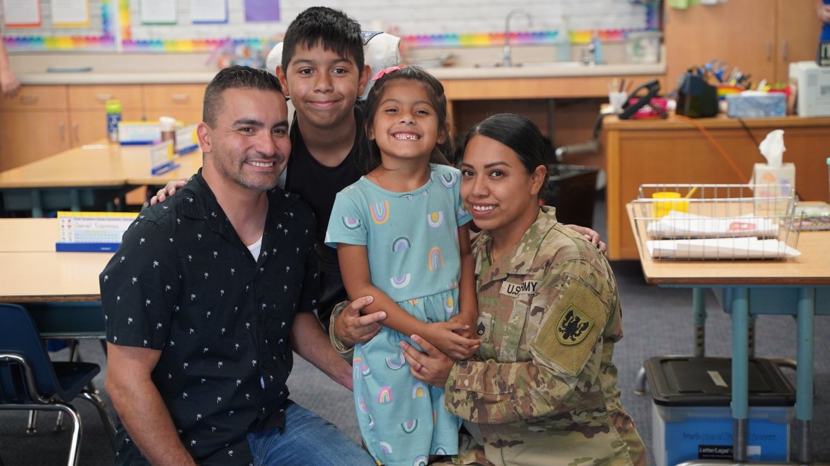 Madre militar sorprende a sus hijos en la escuela con un regreso anticipado - Vimarsana News