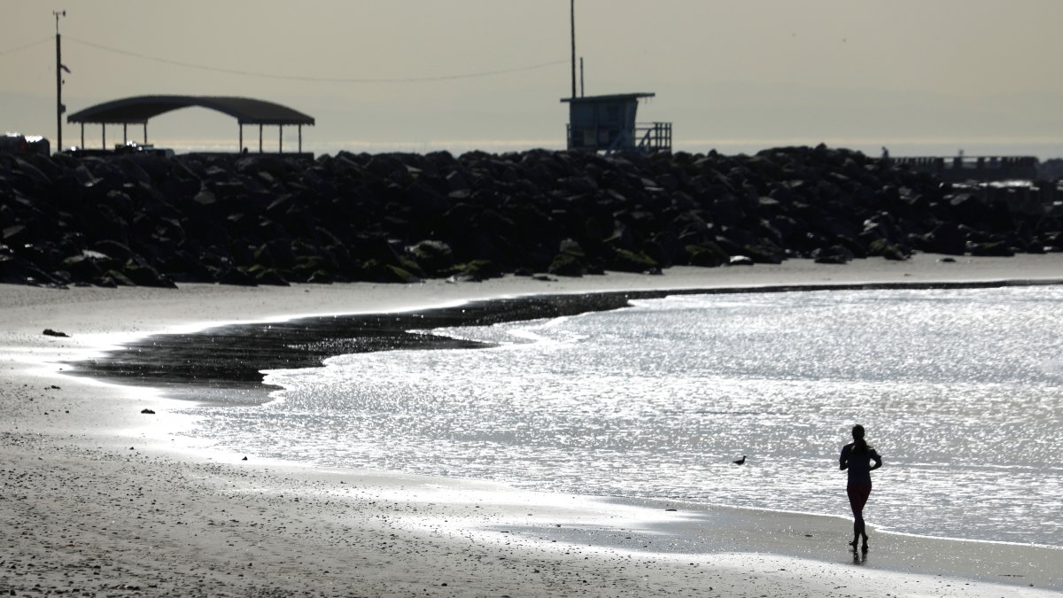 Persisten condiciones peligrosas en la costa del sur de California en medio de una ola de calor