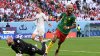 Video: en solo minutos, Camerún marca el tercer gol contra Serbia
