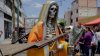 Pese al rechazo de la Iglesia, en México veneran con fervor a la Santa Muerte
