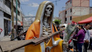 Pese al rechazo de la Iglesia, en México veneran con fervor a la Santa  Muerte – Telemundo 52