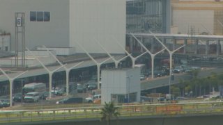 A police investigation into a 'suspicious unattended bag' slows lower level holiday traffic at LAX.