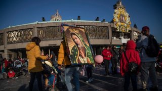 Peregrinos en el atrio de la Basílica de Guadalupe