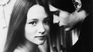 La actriz británica Olivia Hussey, aquí junto al actor Leonard Whiting, murió a los 73 años.