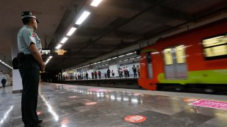 Fotografía de una estación de la Linea 12 del Sistema de Transporte Colectivo.