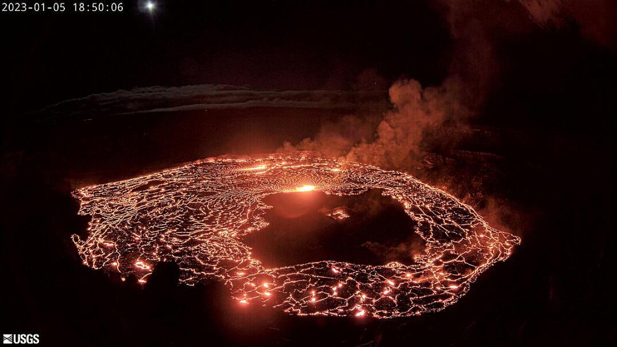 Hawaii’s Kilauea Volcano Erupts Again;  Summit Crater Glows – NBC Los Angeles