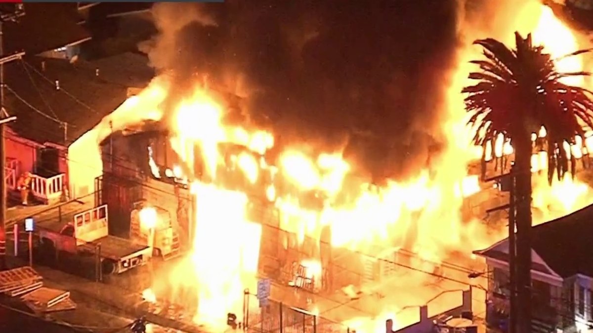 Fire destroys commercial building in South Los Angeles