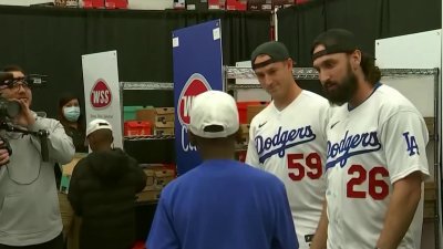 Lanzadores de los Dodgers sorprenden a niños en un evento especial