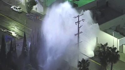 Rotura de agua en Hollywood causa inundaciones