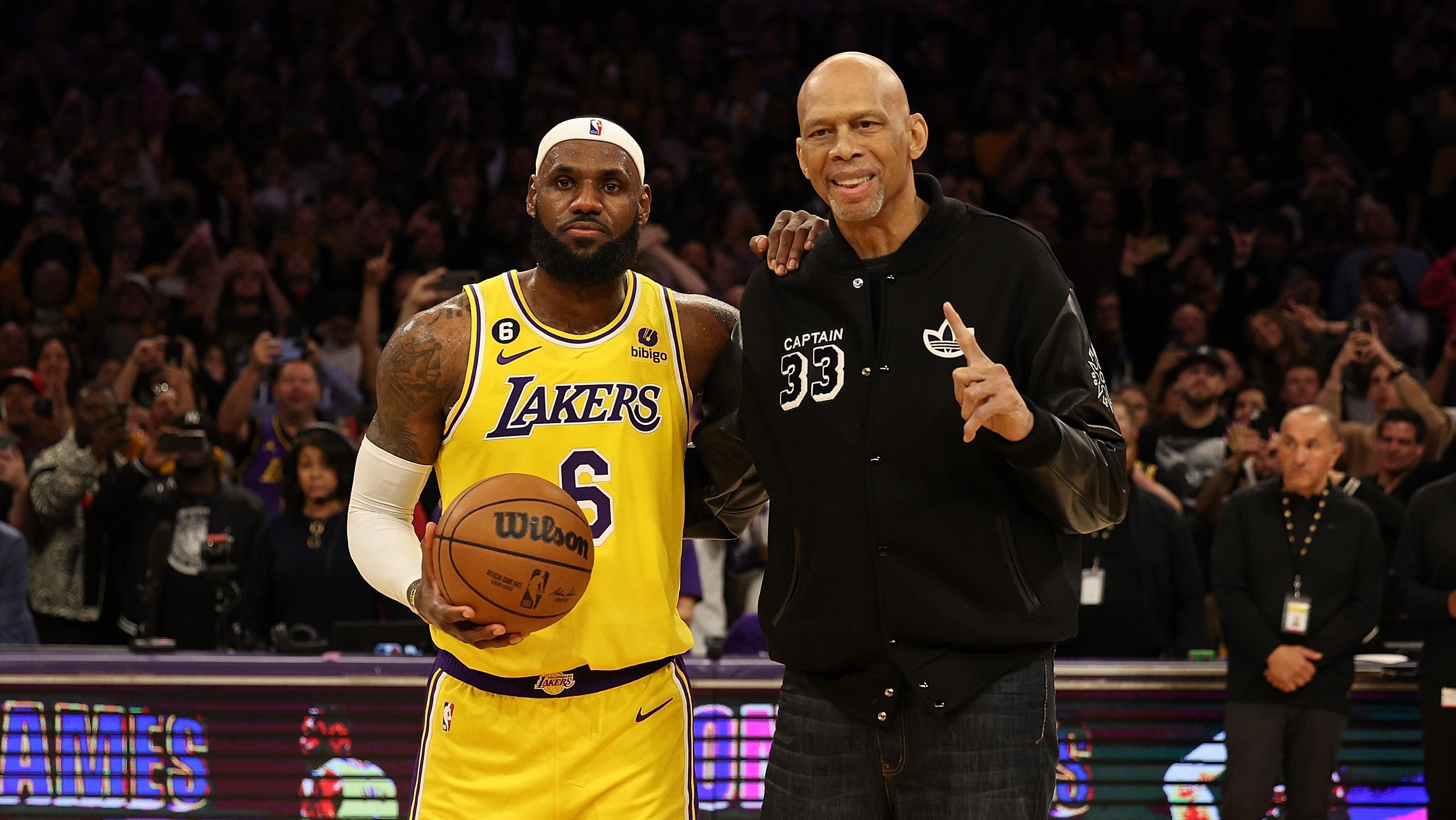 Fotos: celebridades que asistieron al juego de los Lakers para ver a LeBron James hacer historia