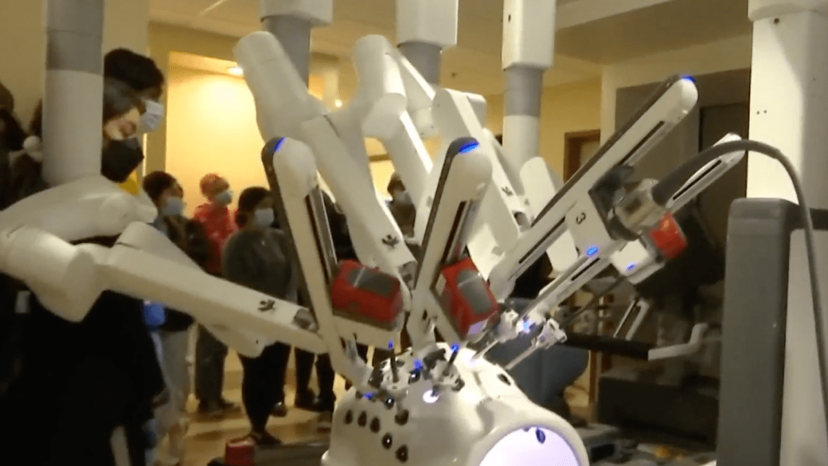 Surgeons use a robot for complex operations