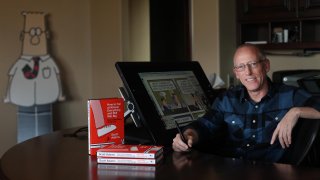 Scott Adams, dibujante y creador de "Dilbert", posa para un retrato en la oficina de su casa en 2014 en Pleasanton, California.