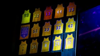 La camiseta número 16 de Pau Gasol se retira junto a la camiseta del difunto jugador y compañero de equipo Kobe Bryant durante la ceremonia de retiro en el medio tiempo del partido entre los Memphis Grizzlies y Los Angeles Lakers en Crypto.com Arena en Los Ángeles, California. EFE/EPA/ETIENNE LAURENT