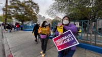 Maestros apoyan la posible huelga de los trabajadores del LAUSD