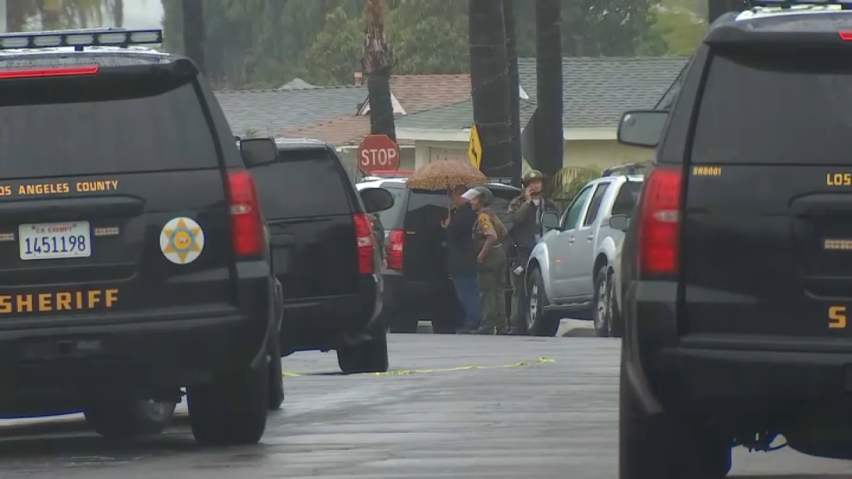 A man shoots a policeman and barricades himself at his home in Valinda, near La Puente