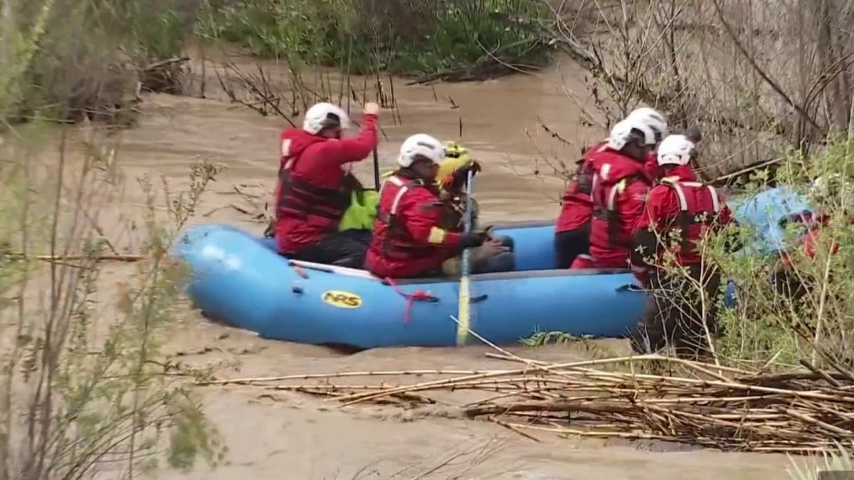 Rescatan a dos personas en el río Santa Ana en Jurupa Valley Telemundo 52