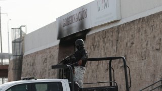 Al menos 40 migrantes murieron en el incendio en el centro de detención en Ciudad Juárez.