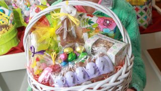 Canasta de Pascua rellenada de dulces.