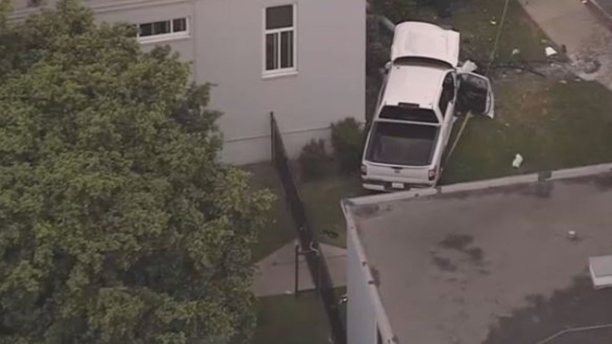 One dead and one girl injured after truck crashes into apartment
