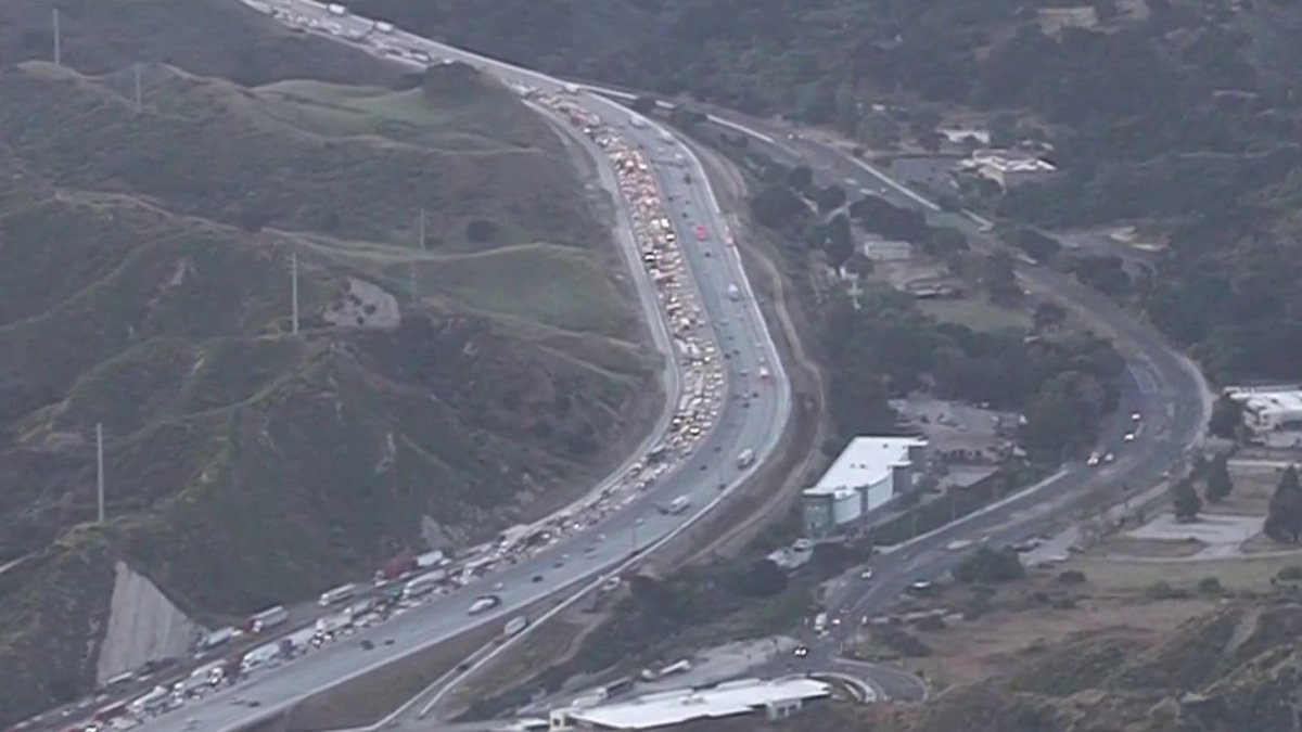 Fatal crash closes part of Highway 5 north of Los Angeles