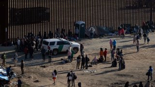 El número de migrantes que han llegado a la frontera con EEUU en México ha crecido en los últimos días.