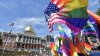 Biden anuncia medidas para proteger a la comunidad LGBTQ+ pero pospone evento en la Casa Blanca