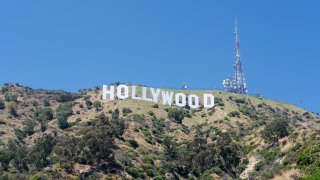 Fotografía del letrero de Hollywood, el 9 de junio de 2023, en el Lake View Park, en Los Ángeles (EE.UU.). EFE/ Mónica Rubalcava