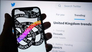 Una pantalla de iPhone de Apple que muestra la aplicación Threads. La nueva aplicación anunciada como un rival de Twitter ha visto a más de 10 millones de usuarios registrarse en sus primeras horas, según el jefe de Meta, Mark Zuckerberg. Threads, creado por los propietarios de Facebook e Instagram, Meta, se lanzó en el Reino Unido a la medianoche.