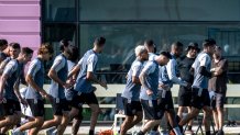 Fort Lauderdale (Usa), 18/07/2023.- Argentine soccer player Lionel Messi (third from right) attends the Inter Miami CF major training at Florida Blue Training Center in Fort Lauderdale, Florida, USA, 18 July 2023. The Seven-time Ballon d'ÄôOr winner and World Cup Champion Lionel Messi signed a contract with Inter Miami CF. (Mundial de Fútbol) EFE/EPA/CRISTOBAL HERRERA-ULASHKEVICH