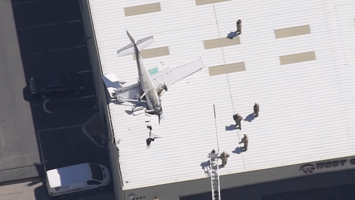 Avioneta Se Estrella En El Techo De Un Edificio Cerca Del Aeropuerto De Long Beach Telemundo 52 8914