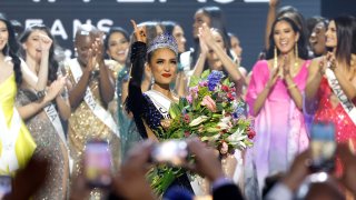 Miss USA R'Bonney Gabriel se coronó Miss Universo 2022 durante la 71.ª competencia de Miss Universo en el Centro de Convenciones Morial de Nueva Orleans el 14 de enero de 2023 en Louisiana.