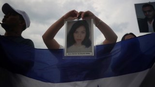 Familiares de migrantes centroamericanos se manifiestan para exigir resultados en la búsqueda de sus desaparecidos en el Zócalo de Ciudad de México (México). Fotografía de archivo.