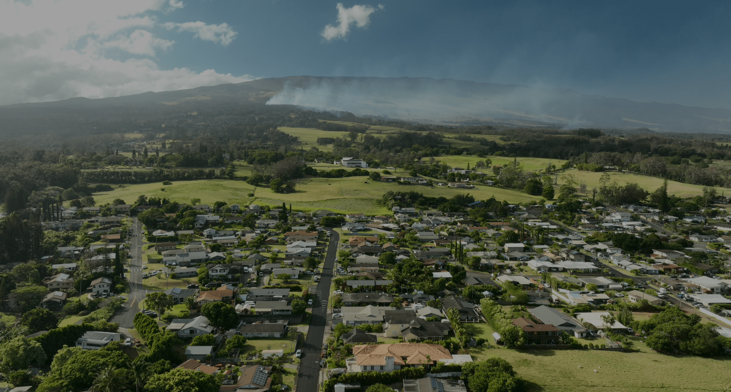 El humo se eleva sobre Kula en la isla de Maui en Hawaii, el 3 de agosto de 2023.