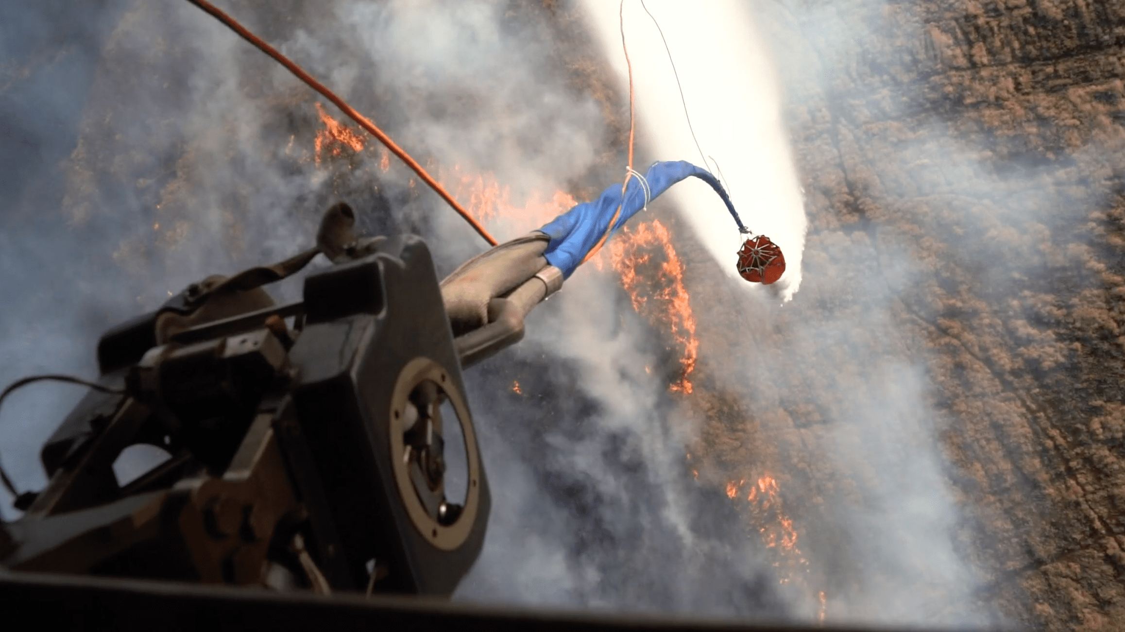 Helicópteros de la Guardia Nacional del Ejército de Hawái combaten los incendios forestales con cubos, el 9 de agosto de 2023, en Maui, Hawaii.