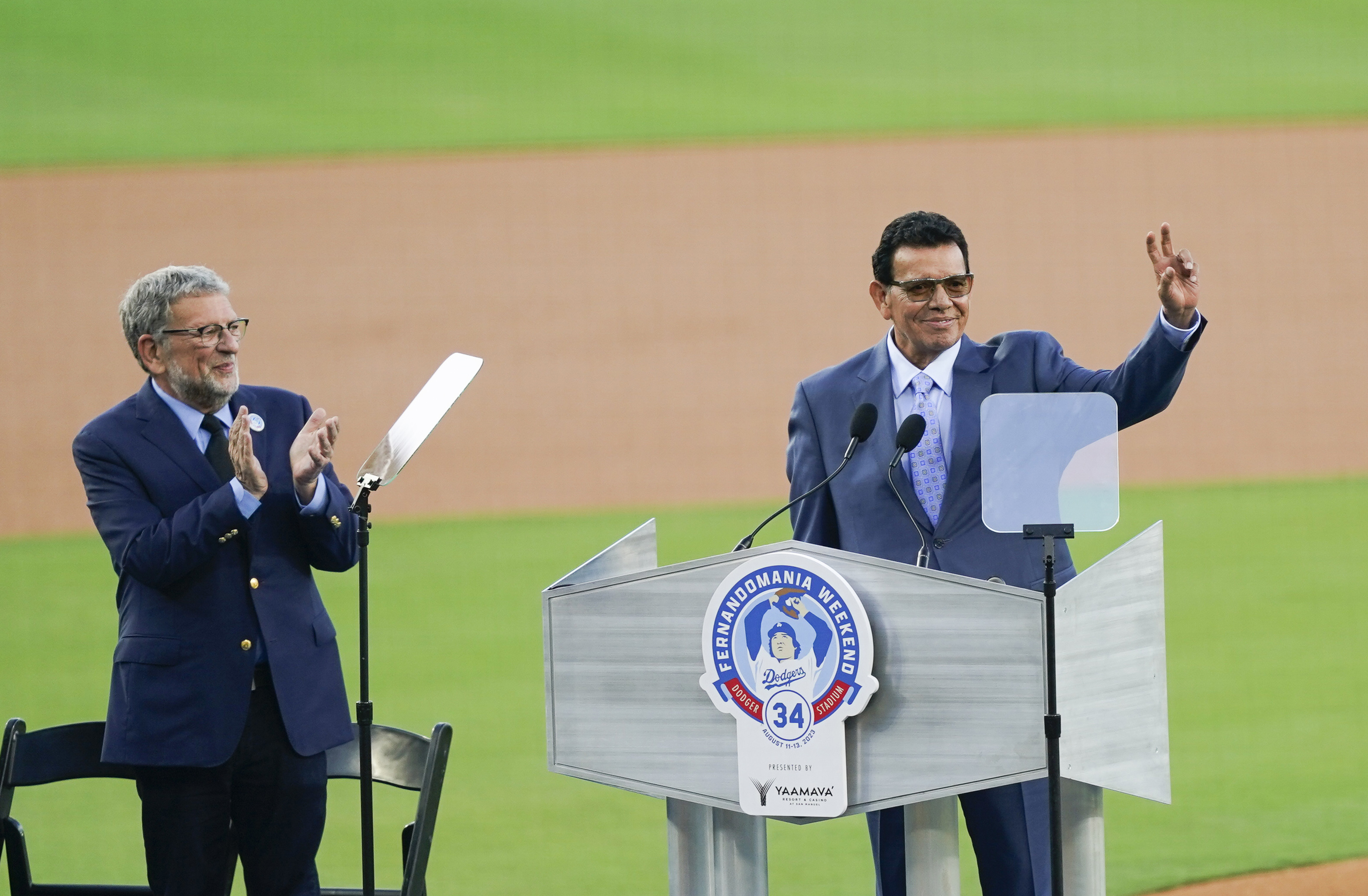 El exlanzador de los Dodgers de Los Ángeles, Fernando Valenzuela, saluda a la multitud durante la ceremonia de retiro de su camiseta antes del partido de béisbol entre los Dodgers y los Rockies de Colorado, el viernes 11 de agosto de 2023, en Los Ángeles. (Foto AP/Ryan Sun)