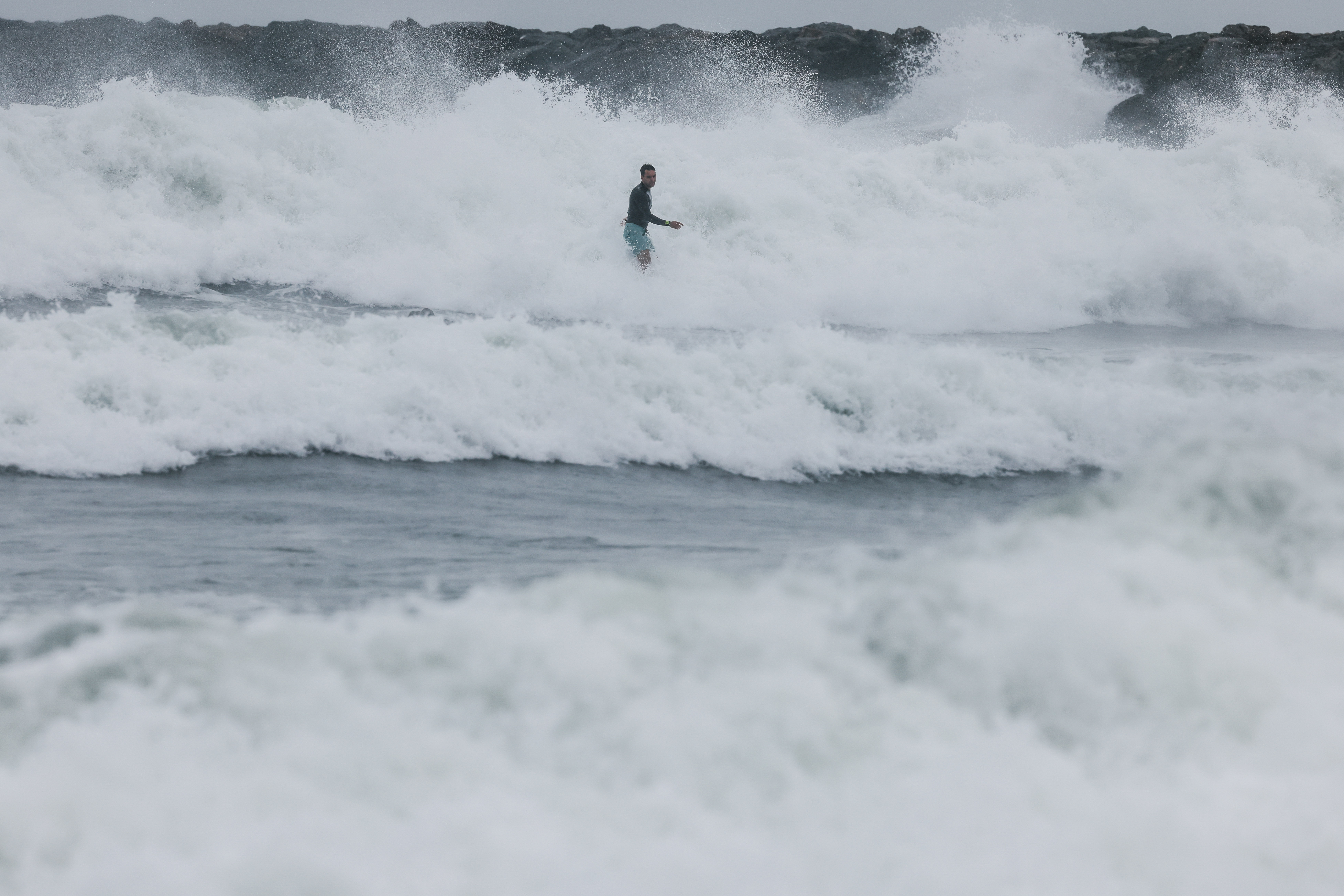 Los surfistas surcan olas más grandes causadas por la tormenta tropical Hilary en Seal Beach el domingo 20 de agosto de 2023 en el condado de Orange, California. (Dania Maxwell / Los Angeles Times a través de Getty Images)