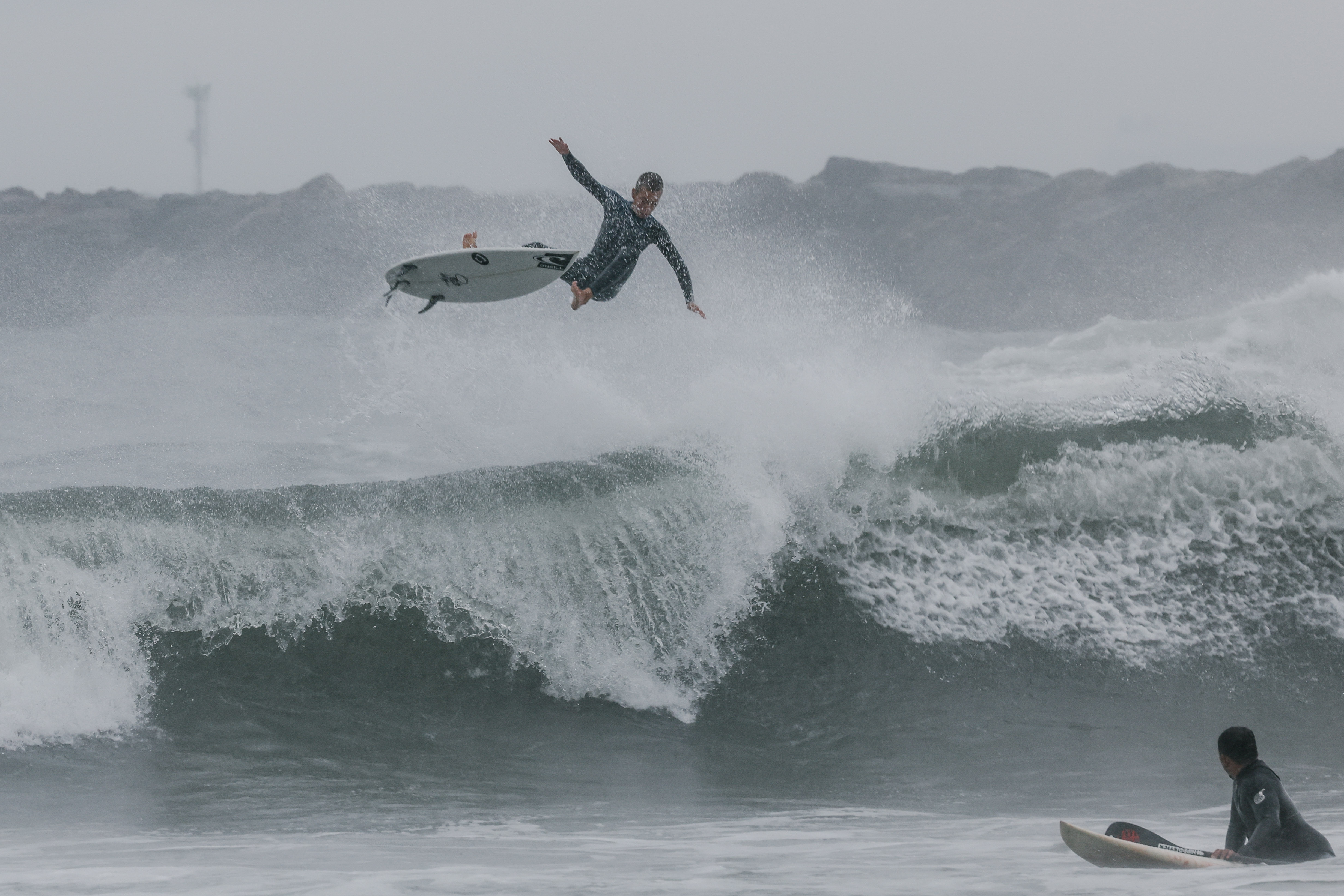 Los surfistas surcan olas más grandes causadas por la tormenta tropical Hilary en Seal Beach el domingo 20 de agosto de 2023 en el condado de Orange, California. (Dania Maxwell / Los Angeles Times a través de Getty Images)