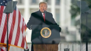 El entonces presidente Donald Trump habla durante un mitin con simpatizantes en Washington, el 6 de enero de 2021, el día del ataque al Capitolio.