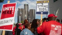 Sigue la huelga de UAW mientras mantienen conversaciones con Ford, GM y Stellantis