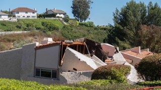 Casas derrumbadas durante un deslizamiento de tierra en el vecindario Rolling Hills States, en Rancho Palos Verdes, California, el 10 de julio de 2023.