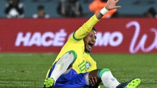 Neymar Jr. de Brasil reacciona tras lesionarse durante el partido de clasificación para la Copa Mundial de la FIFA 2026 entre Uruguay y Brasil en el Estadio Centenario el 17 de octubre de 2023 en Montevideo, Uruguay.