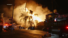 Hospitalizan a dos personas tras incendio en sitio de construcción en el sur de Los Ángeles