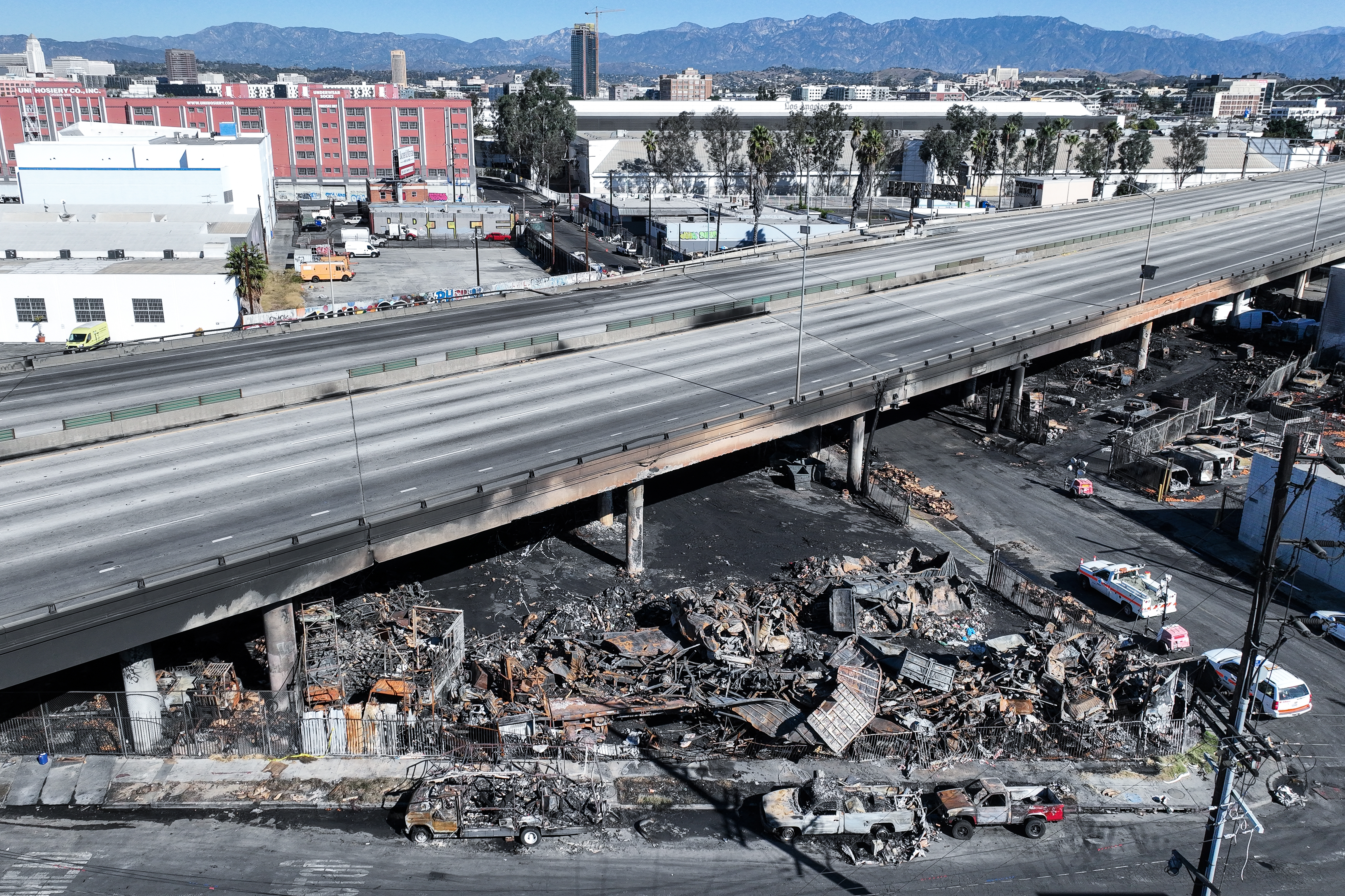 Los Ángeles, CA, domingo 12 de noviembre de 2023 – Vistas aéreas de la autopista 10 un día después de que un gran incendio de paletas ardiese debajo, cerrando la autopista al tráfico. (Robert Gauthier/Los Angeles Times vía Getty Images) Los Ángeles, CA, domingo 12 de noviembre de 2023 – Vistas aéreas de la autopista 10 un día después de que un gran incendio de paletas ardiese debajo, cerrando la autopista al tráfico. (Robert Gauthier/Los Angeles Times vía Getty Images)