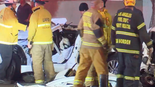 Dos personas murieron tras ser arrolladas por un auto a toda velocidad en Los Angeles.