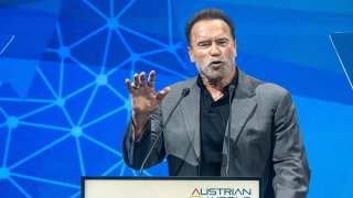 Schwarzenegger evoca su pasado familiar nazi al recibir un premio del museo del holocausto