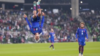 Antonee Robinson celebra por los aires uno de los goles de EEUU ante Trinidad y Tobago.