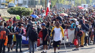La caravana de miles de migrantes avanza por México en la víspera de la visita de EEUU