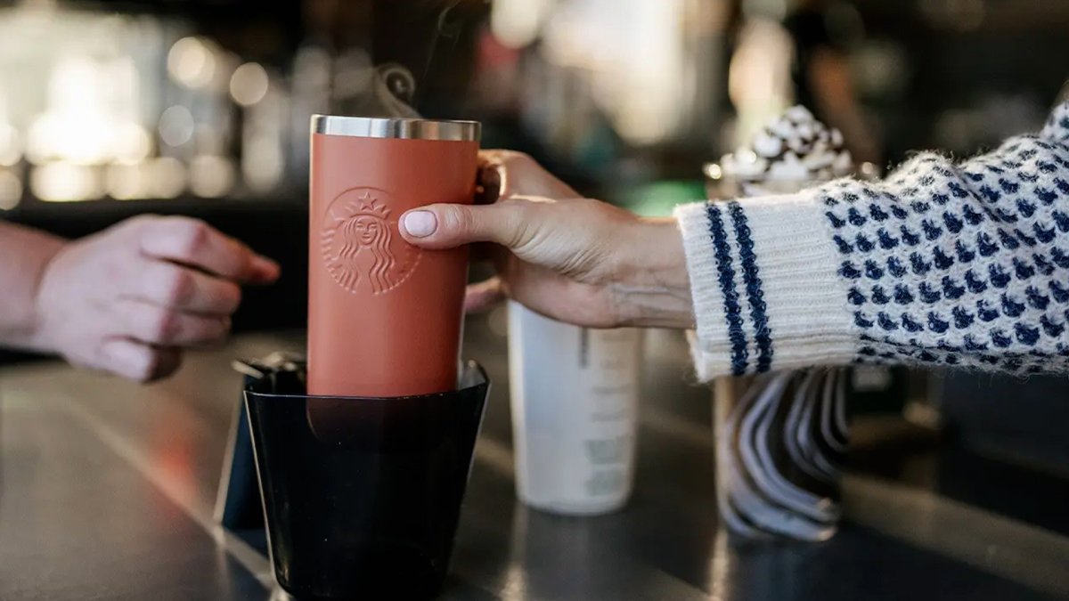 Por esta razón los vasos especiales de Starbucks son tan exitosos